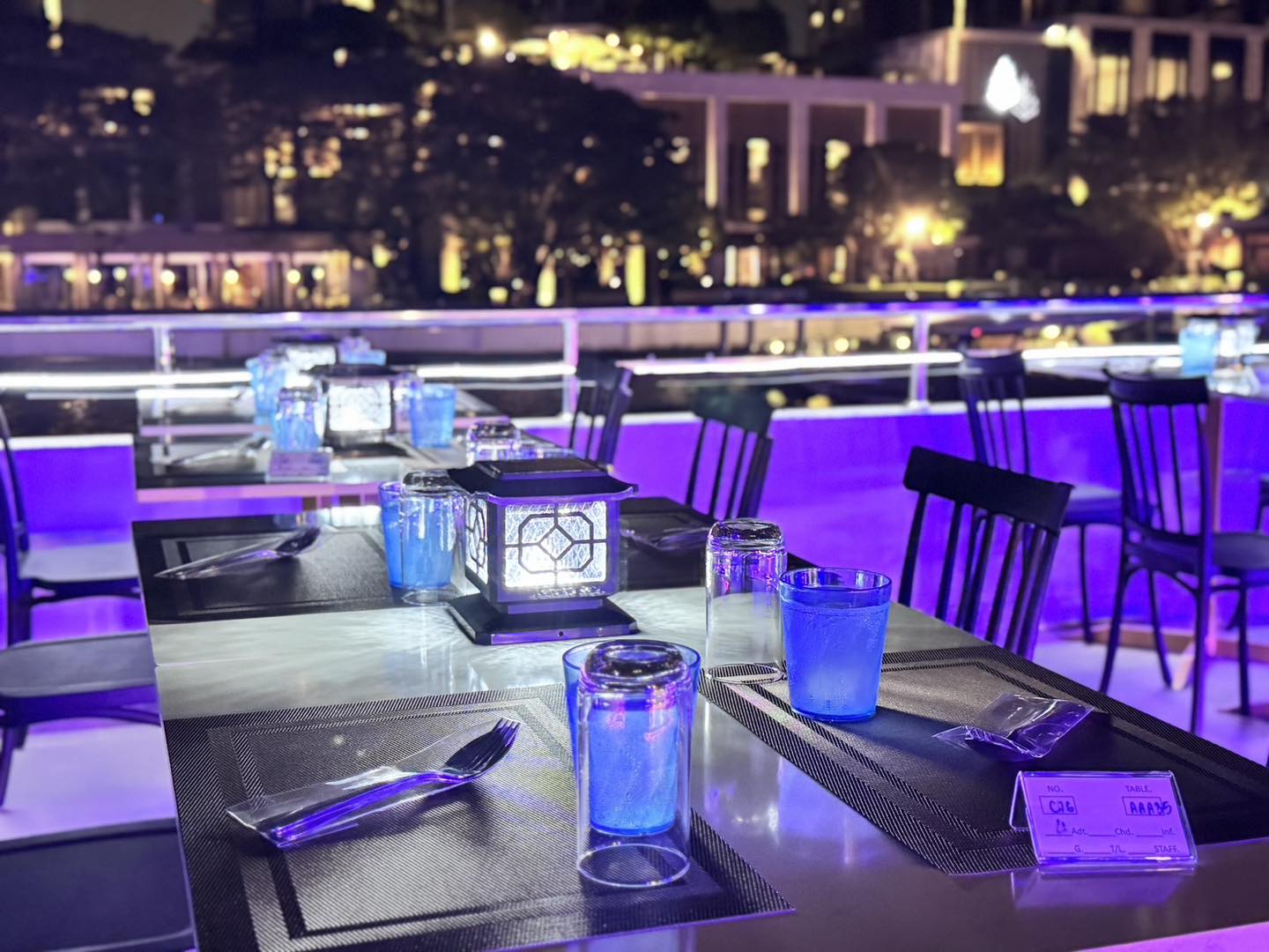 ล่องเรือดินเนอร์  The Luxury White Cruise พิเศษ โปรโมชั่นมา 4 จ่าย 3!