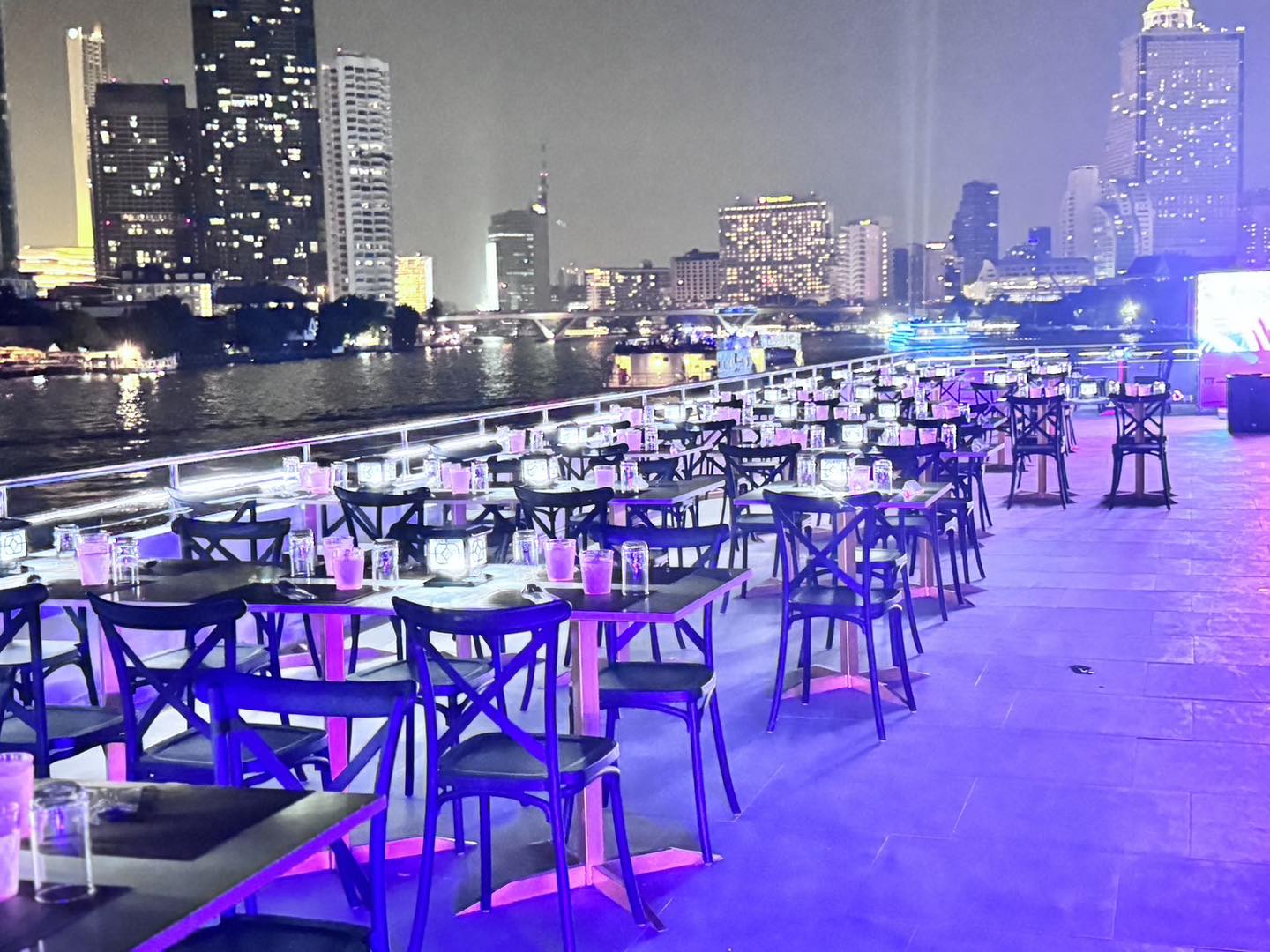 ล่องเรือดินเนอร์  The Luxury White Cruise พิเศษ โปรโมชั่นมา 4 จ่าย 3!