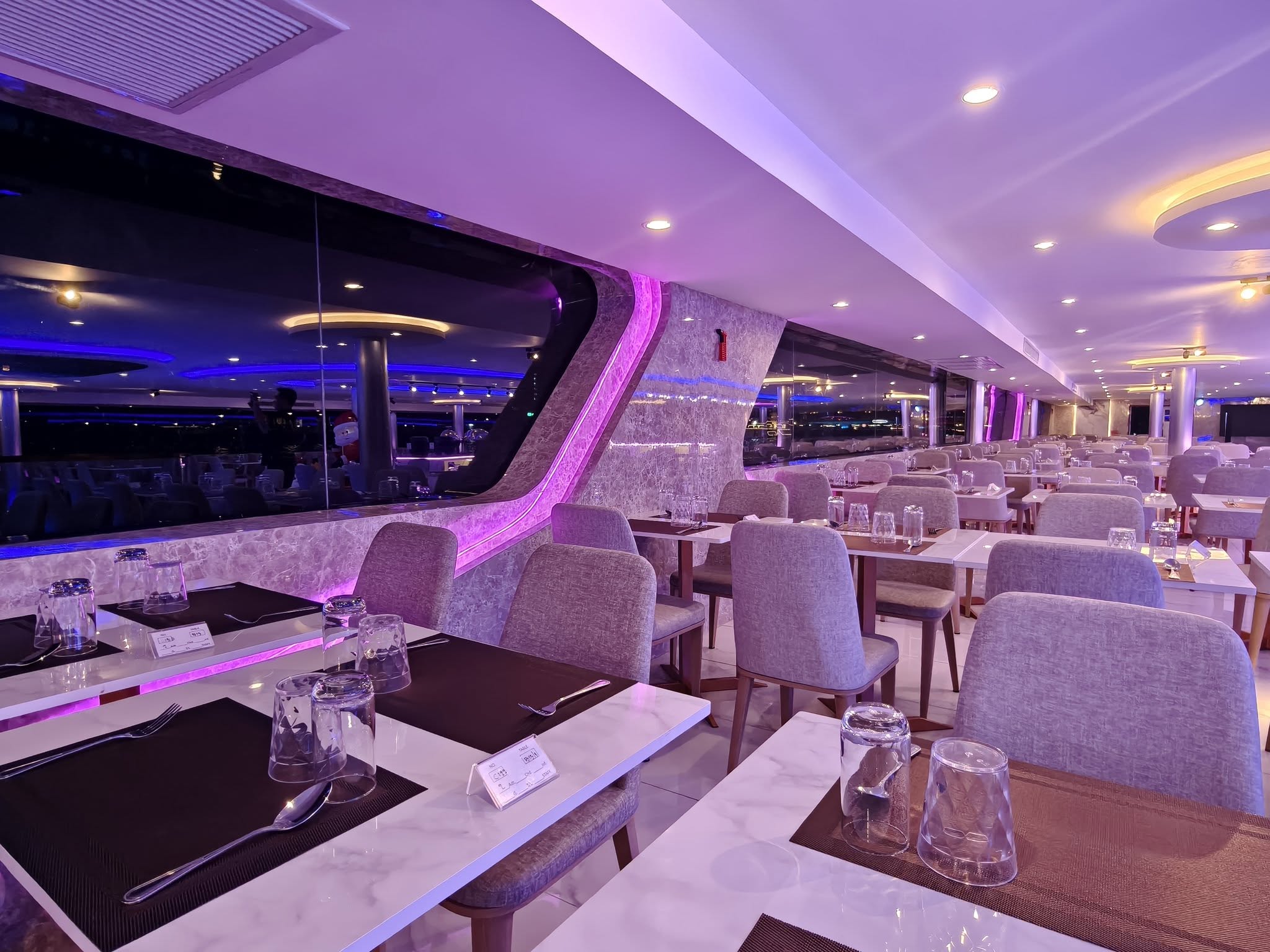 ล่องเรือดินเนอร์  The Luxury White Cruise พิเศษ โปรโมชั่นมา 4 จ่าย 3!
